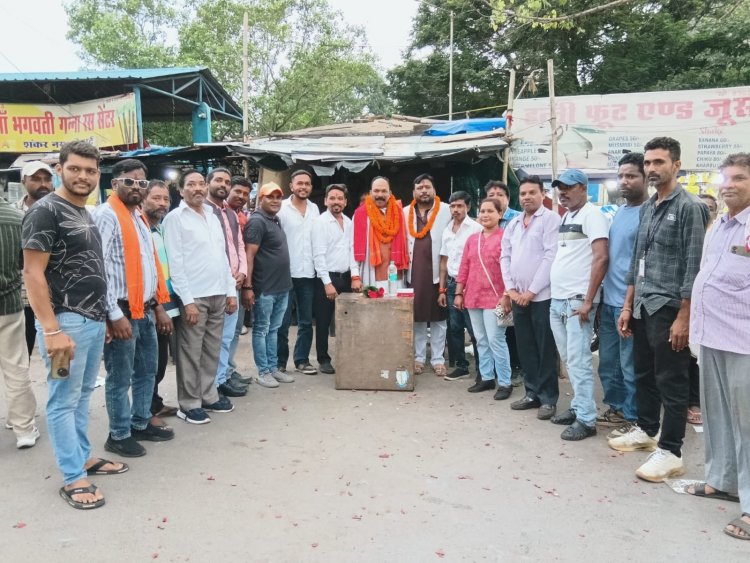 बृजेश अग्रवाल (राजा) के नेतृत्व में किशोर महानंद का भव्य स्वागत किया गया।