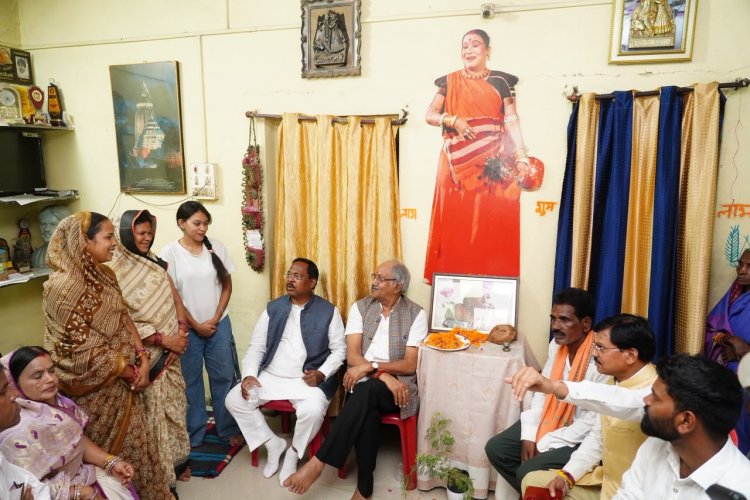 सांसद  बृजमोहन अग्रवाल और कृषि मंत्री  रामविचार नेताम ने पद्म विभूषण डॉ. स्व तीजन बाई के निवास पहुंचकर उनके तैलचित्र पर पुष्प अर्पित कर श्रद्धांजलि दी