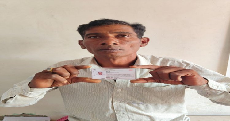 वर्षों का इंतजार खत्म: सीएम हेल्पलाइन से मिली पहचान, जिला प्रशासन की पहल से बना राम साहू का आधार कार्ड….