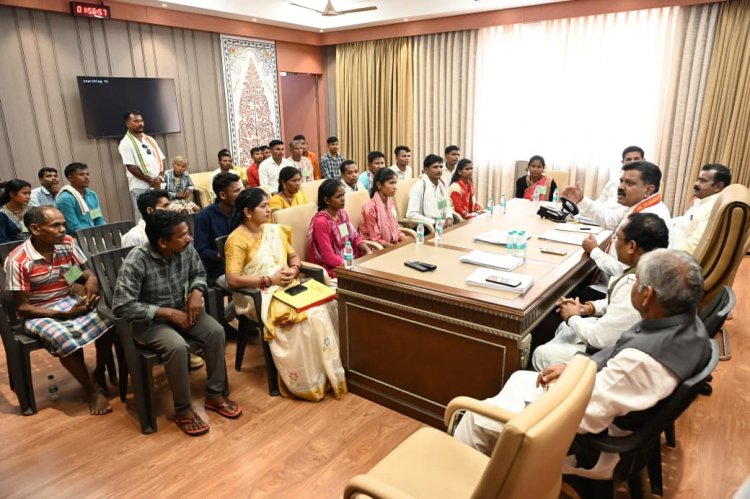 उप मुख्यमंत्री  विजय शर्मा ने नक्सल प्रकरणों की वापसी को लेकर बस्तर के युवाओं से की मुलाकात