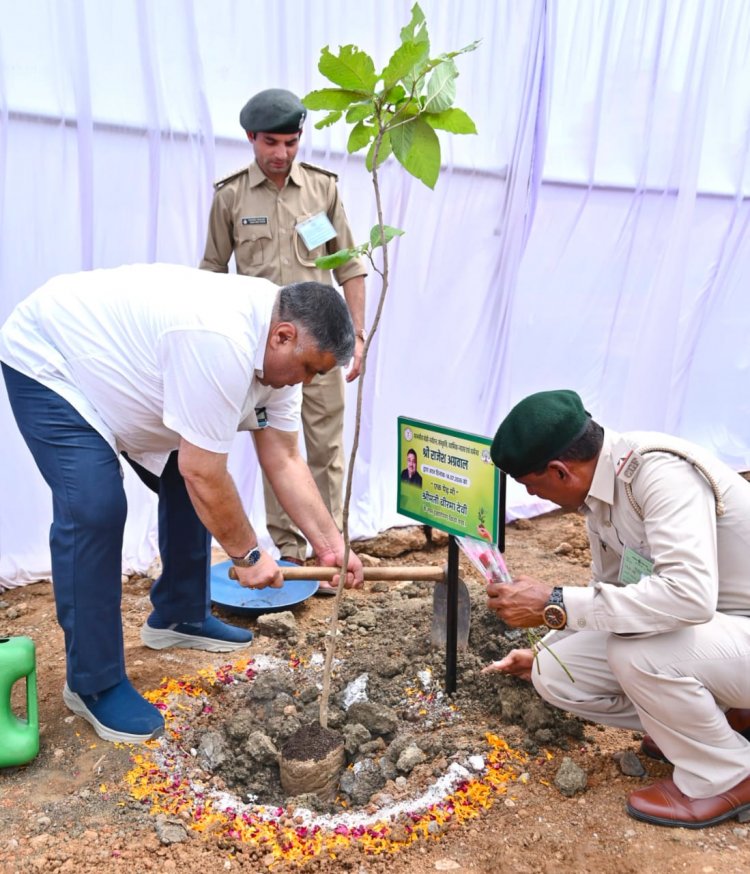  "एक पेड़ माँ के नाम" अभियान के तहत मंत्री  राजेश अग्रवाल ने नवीन विधानसभा परिसर में लगाया पौधा