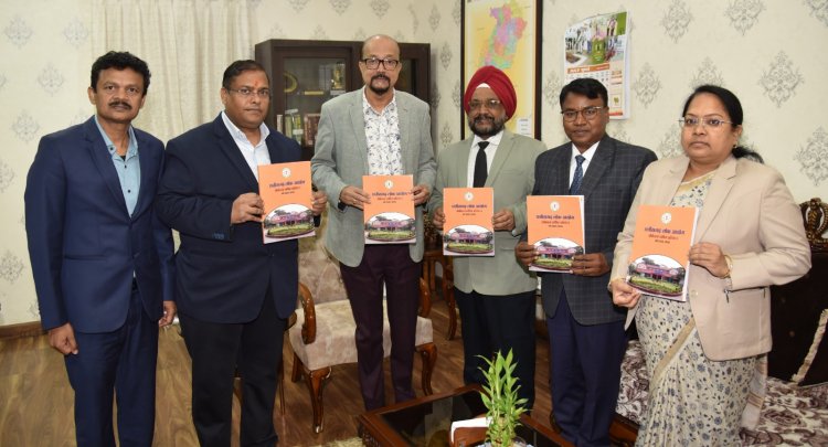 राज्यपाल श्री डेका को प्रमुख लोकायुक्त  उबोवेजा ने आयोग का वार्षिक प्रतिवेदन सौंपा