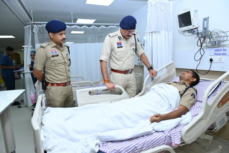 पुलिस कमिश्नर  संजीव शुक्ला ने अस्पताल पहुंचकर घायल पुलिस जवानों का जाना हाल