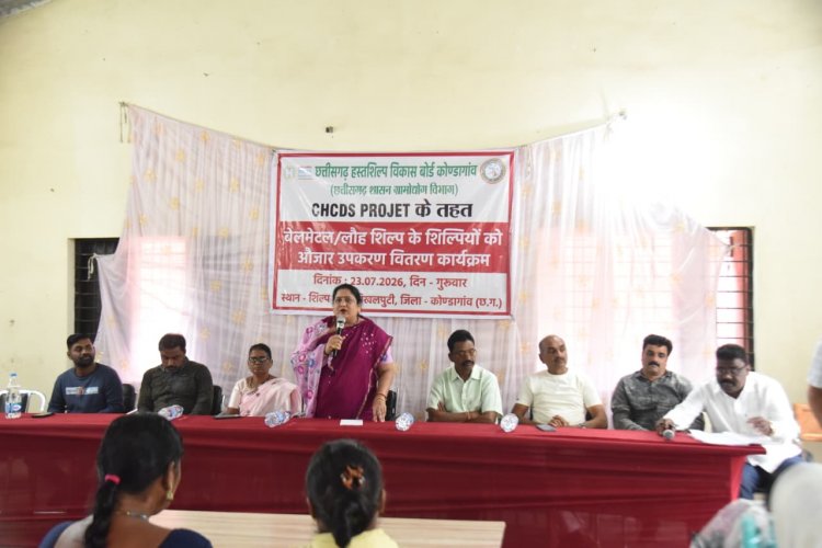 छत्तीसगढ़ हस्तशिल्प विकास बोर्ड की अध्यक्ष ने शिल्पनगरी में 40 शिल्पियों को वितरित किए आधुनिक टूल किट