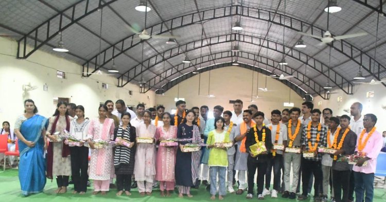 छू लो आसमान के सफल विद्यार्थियों का वन मंत्री केदार कश्यप ने किया सम्मान