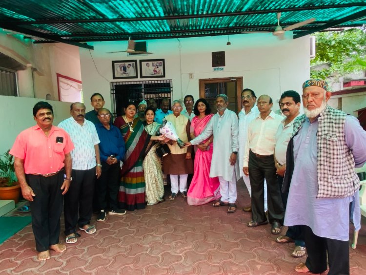 सेवा निवृत्त कर्मचारी कल्याण संघ, भिलाई ने पूर्व विधानसभा अध्यक्ष धरमलाल कौशिक से सौजन्य भेंट कर सौंपा ज्ञापन  
