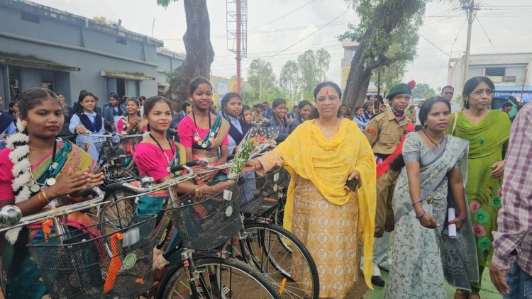 विधायक सुश्री लता उसेंडी ने मसौरा में 46 छात्राओं को वितरित की निःशुल्क साइकिल