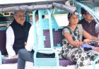 विधानसभा अध्यक्ष डॉ. रमन सिंह जब दीदी श्रीमती सरिता वर्मा के ई-रिक्शा में बैठकर स्पीकर हाऊस के लिए हुए रवाना..