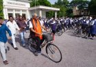 बृजमोहन ने चलाई छात्राओं की साइकिल : स्कूली छात्राओं को साइकिल वितरण कार्यक्रम