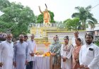भारत गणराज्य के पूर्व प्रधानमंत्री भारत रत्न राजीव गाँधी का 82वीं जयन्ती पर  राजीव गाँधी चौक प्रतिमा स्थल में किया पार्षद श्रीमती अर्जुमन ढेबर सहित गणमान्यजनों ने किया सादर नमन