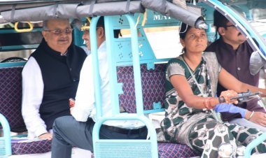 विधानसभा अध्यक्ष डॉ. रमन सिंह जब दीदी श्रीमती सरिता वर्मा के ई-रिक्शा में बैठकर स्पीकर हाऊस के लिए हुए रवाना..