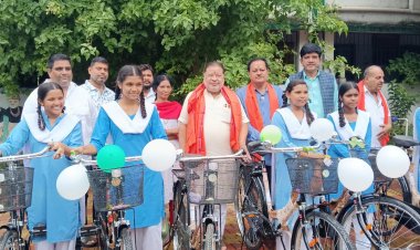 रायपुर दक्षिण विधायक सुनील सोनी ने संत कंवर राम स्कूल कटोरा तालाब में स्कूल की छात्राओं को किया साइकिल वितरण  -स्कूल छात्राओं के चेहरे खिले