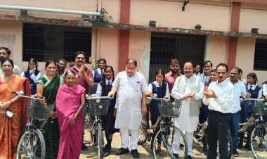 रायपुर दक्षिण विधायक सुनील सोनी शासकीय हाई स्कूल कुशालपुर पहुंचे, छात्राओं को सरस्वती योजना अंतर्गत साइकिलें प्रदत्त कीं