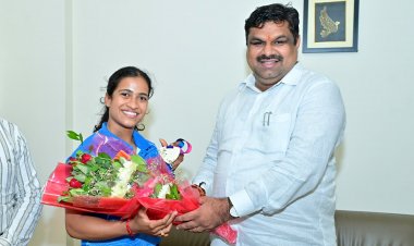  रजत पदक विजेता ज्ञानेश्वरी यादव से शिक्षा मंत्री  गजेंद्र यादव ने की आत्मीय मुलाकात