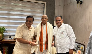 वरिष्ठ जननेता एवं पूर्व राज्यपाल रमेश बैस  के निवास पहुँचे चेम्बर पदाधिकारी; प्रदेश अध्यक्ष सतीश थौरानी के नेतृत्व में दी जन्मदिन की आत्मीय बधाई