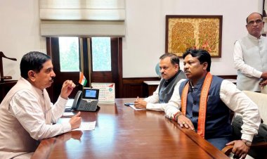 बस्तर सांसद महेश कश्यप ने केंद्रीय शिक्षा मंत्री प्रहलाद जोशी से की मुलाकात,बस्तर संभाग के केंद्रीय विद्यालयों में स्थायी भवन,स्मार्ट क्लास व रिक्त पदों की पूर्ति की मांग रखी