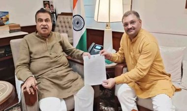 सांसद संतोष पांडेय ने केंद्रीय मंत्री नितिन गडकरी से मिले,कवर्धा से सिमगा फोरलेन सड़क निर्माण का ज्ञापन सौपा