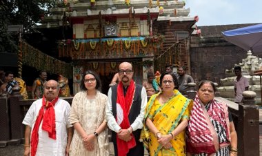महादेव के चरणों में शीश नवाकर मांगी छत्तीसगढ़ की समृद्धि, राज्यपाल रमेन डेका संग लिंगराज मंदिर पहुंचे पुरन्दर मिश्रा