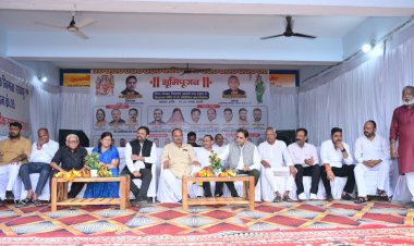 रायपुर पश्चिम विधायक राजेश मूणत ने 10वीं एवं 12वीं बोर्ड में मेरिट में आने वाले विद्यार्थियों को स्कूटी देने एवं 90 प्रतिशत अंक लाने वाले विद्यार्थियों को 10-10 हजार रूपये प्रोत्साहन पुरस्कार देने की घोषणा की