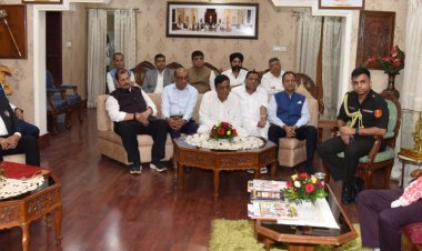 छत्तीसगढ़ चैंबर ऑफ कॉमर्स के प्रतिनिधिमंडल ने आज समन्वयक  सुशील अग्रवाल के नेतृत्व में राज्यपाल  रमेन डेका से सौजन्य भेंट की।