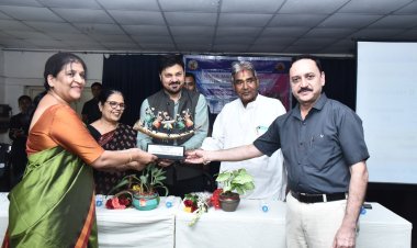 गुरुकुल महिला महाविद्यालय के 'दीक्षारंभ समारोह' में शामिल हुए धरसींवा विधायक पद्मश्री अनुज शर्मा; छात्राओं को दिया सफलता और संस्कारों का मंत्र