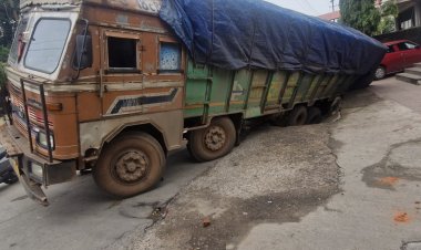 समता कॉलोनी में बड़ा हादसा : भारी भरकम ट्रक नाले में फंसी