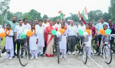 मंत्री श्रीमती लक्ष्मी राजवाड़े ने सरस्वती साइकिल योजना के तहत छात्राओं को बांटी साइकिलें