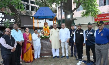 पुष्पांजलि आयोजन में सभापति सूर्यकांत राठौड़, पार्षद श्रीमती स्वप्निल मिश्रा, एल्डरमेन राजू राघवानी भूतपूर्व सैनिकों, परिवारजनों, मित्रों की रही उपस्थिति, शहीद पंकज विक्रम को किया सादर नमन*