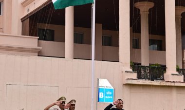  विधान सभा के सचिव  दिनेश शर्मा ने किया घ्वजारोहण