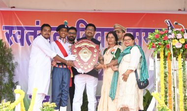 महासमुंद : महासमुंद में जिले के प्रभारी एवं खाद्य मंत्री  दयालदास बघेल ने किया ध्वजारोहण