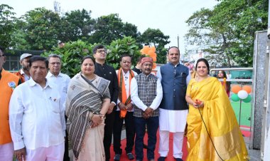 80वें स्वतंत्रता दिवस पर महापौर मीनल चौबे ने तेलीबांधा तालाब मरीन ड्राइव में 82 मीटर ऊँचे पोलपोस्ट पर फहराया राष्ट्रध्वज तिरंगा