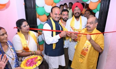 रायपुर उत्तर विधायक पुरंदर मिश्रा ने सभापति सूर्यकान्त राठौड़,पूर्व विधायक कुलदीप सिंह जुनेजा, नगर निगम वित्त विभाग अध्यक्ष महेन्द्र खोडियार, साहू समाज अध्यक्ष दिलीप साहू सहित चुनाभट्टी में विधायक निधि से 5 लाख रू की स्वीकृत लागत से साहू समाज भवन प्रथम तल में अधूरे कार्य को पूर्ण करने निर्माण कार्य  का लोकार्पण कर  नागरिकों को दी शानदार सौगात