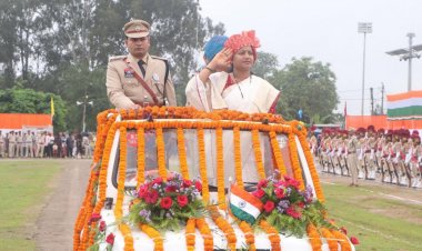 मंत्री श्रीमती लक्ष्मी राजवाड़े ने ध्वजारोहण कर ली परेड की सलामी, शहीद जवानों के परिजनों एवं उत्कृष्ट कार्य करने वाले अधिकारी-कर्मचारियों का किया सम्मान