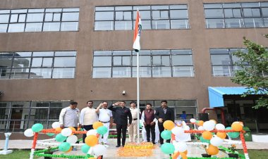 इंद्रावती भवन में आयुक्त नगर तथा ग्राम निवेश अवनीश शरण ने किया ध्वजारोहण