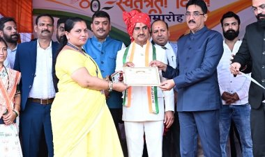 जनसंपर्क की सभी विधाओं में उत्कृष्ट कार्य के लिए सहायक जनसंपर्क अधिकारी रचना मिश्रा सम्मानित