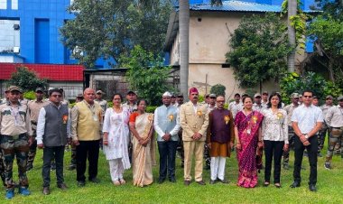 सिम्स बिलासपुर में धूमधाम से फहराया गया तिरंगा: अधिष्ठाता डॉ. रमणेश मूर्ति ने संविधान को आत्मसात करने का दिया संदेश