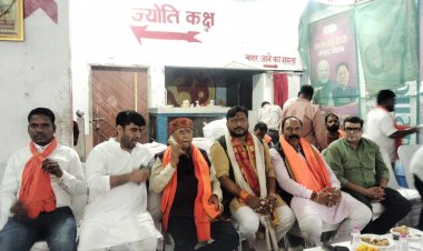 भाजपा नेता बृजेश अग्रवाल ‘राजा’ के जन्मदिन पर सुंदरकांड पाठ और भंडारा का आयोजन बृजेश अग्रवाल 'राजा' को बधाई देने के लिए भाजपा के कई वरिष्ठ पदाधिकारी पहुंचे।