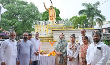 भारत गणराज्य के पूर्व प्रधानमंत्री भारत रत्न राजीव गाँधी का 82वीं जयन्ती पर  राजीव गाँधी चौक प्रतिमा स्थल में किया पार्षद श्रीमती अर्जुमन ढेबर सहित गणमान्यजनों ने किया सादर नमन