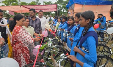 सरस्वती साइकिल योजना अंतर्गत मोहलई में 42 छात्राओं को मिली साइकिल