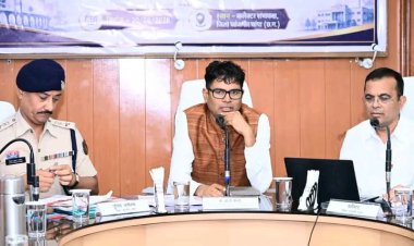 वित्त मंत्री  ओ.पी. चौधरी ने ली जांजगीर.चांपा जिले के जिला स्तरीय अधिकारियों की समीक्षा बैठक