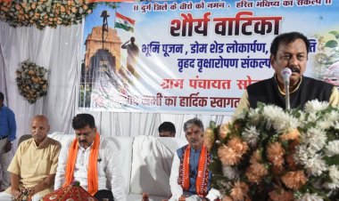 सांसद  विजय बघेल ने भी शहीदों को नमन करते हुए उनके परिवारों के प्रति कृतज्ञता व्यक्त की।