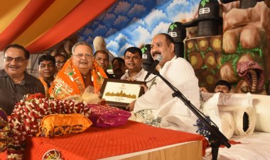 शिव महापुराण कथा सुनने पहुंचे विधानसभा अध्यक्ष डॉ. रमन सिंह