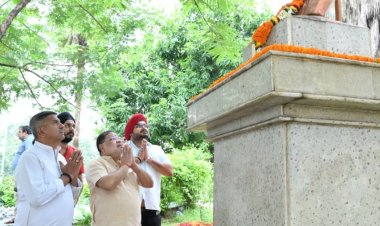 पूर्व महापौर स्व. बलवीर सिंह जुनेजा को पुण्यतिथि पर रायपुर दक्षिण विधायक सुनील सोनी ने किया सादर नमन