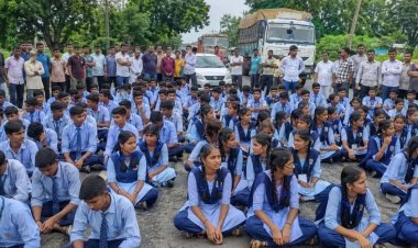 छात्रों का 12 घंटे चक्काजाम : 400 विद्यार्थियों के लिए सिर्फ 3 शिक्षक, मंत्री के आश्वासन के बाद देर रात खत्म हुआ आंदोलन