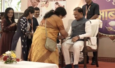 *मुख्यमंत्री निवास में रक्षाबंधन का आत्मीय उल्लास, विभिन्न क्षेत्रों से पहुंचीं माताओं-बहनों ने मुख्यमंत्री को बांधी राखी