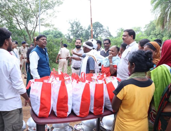 बाढ़ प्रभावितों के बीच पहुँचे वन मंत्री केदार कश्यप, राहत सामग्री एवं सहायता राशि का किया वितरण