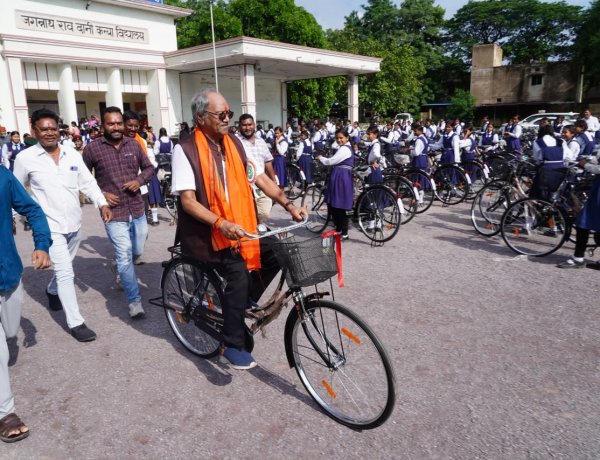 बृजमोहन ने चलाई छात्राओं की साइकिल : स्कूली छात्राओं को साइकिल वितरण कार्यक्रम