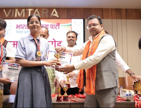 मेधावी विद्यार्थियों एवं उत्कृष्ट शिक्षकों का आंजनेय विश्वविद्यालय के कुलाधिपति अभिषेक अग्रवाल ने किया सम्मान