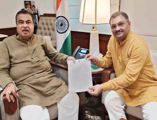 सांसद संतोष पांडेय ने केंद्रीय मंत्री नितिन गडकरी से मिले,कवर्धा से सिमगा फोरलेन सड़क निर्माण का ज्ञापन सौपा