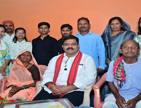 तीन बहनों ने एक साथ पास की नीट परीक्षा, उप मुख्यमंत्री विजय शर्मा ने घर पहुंचकर दी बधाई